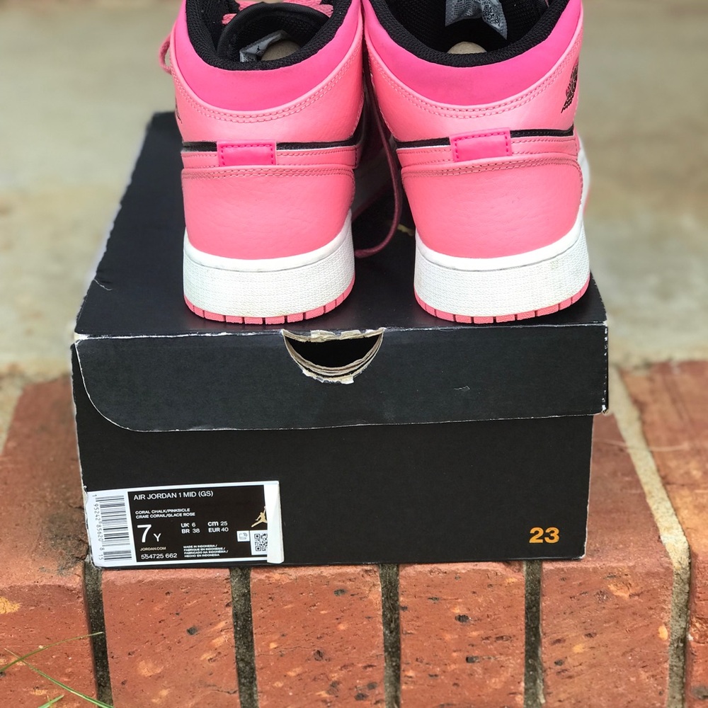Air Jordan 1 Coral Chalk GS Size 7Y / 8.5W - Picture 4 of 9